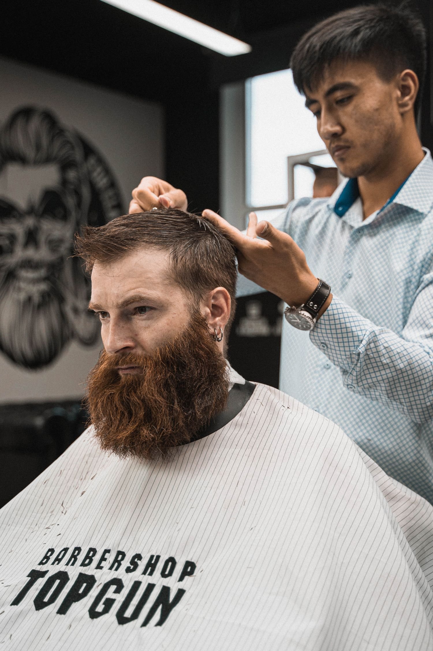 Cliente com barba cheia, feita na navalha